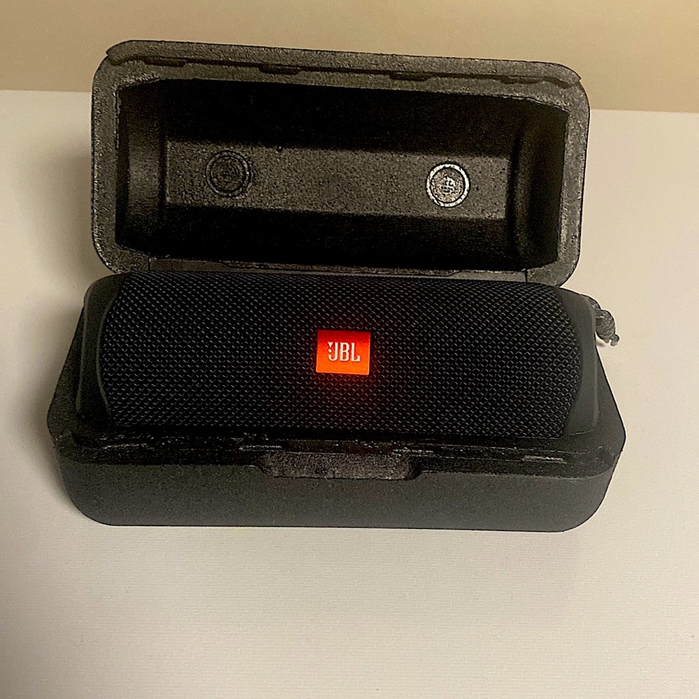 JBL Flip Speaker/comes with box and charger.